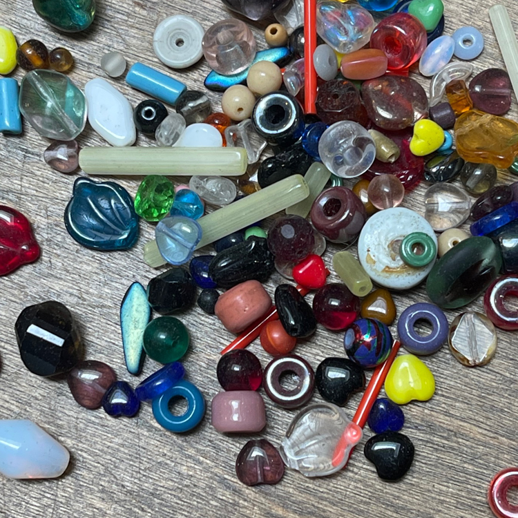BEAD/Jewelry LOT - 100's of MIXED Beads for Jewelry Making/Assorted Beads