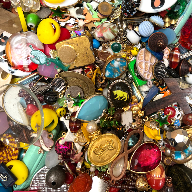 1/2lb Mystery Treasure Mix ~ Plastic, Glass, Enamel and More (Beads,  Charms, Pendants and Junk)